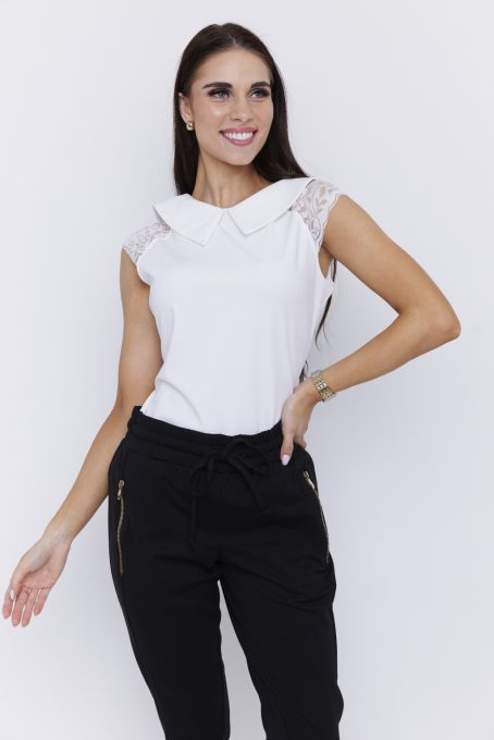 Az ANA női póló elegáns és nőies megjelenést biztosít letisztult szabásával és finom részleteivel. A galléros kialakítás klasszikus stílust kölcsönöz a darabnak, míg a csipke vállrész különleges, romantikus hatást ad a felsőnek.  Ujjatlan fazonjának 