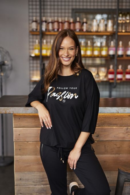 VIGO női felső– filmnyomott, húzott aljú felső,fekete,L,Tara X Viktori, Young&Free Kollekció