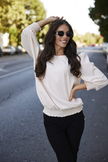 RÓZA női blúz  – cérnagumis ujjú és aljú, csónaknyakú blúz,bézs,M,TaraxViktori