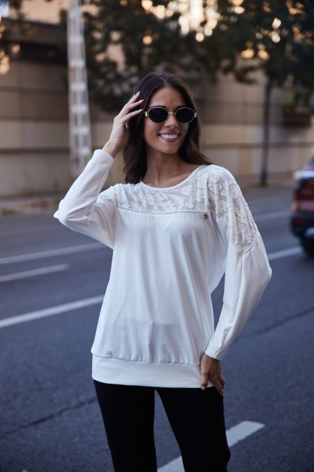 SAZZIE női felső– paszpolos szatén díszítéssel,csipkebetétes,ekrü,L,Tara X Viktori