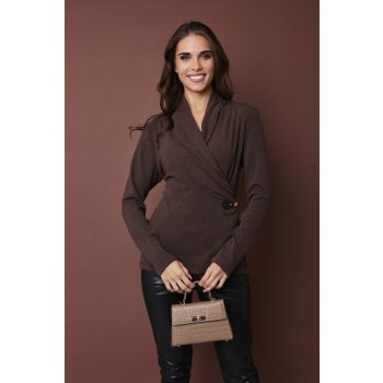   SLOAN női póló sálgallérral, átlapolt fazon, díszcsattal – elegáns, kötött felső,sötétbarna,M,Tara X Viktori