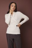 SLOAN női póló sálgallérral, átlapolt fazon, díszcsattal – elegáns, kötött felső,világosbézs,M,Tara X Viktori