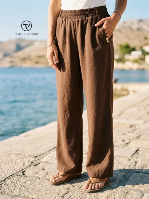 TAORMINA női nadrág – élére vasalt, gumis derekú, megkötős fazon,barna,S,Tara X Viktori