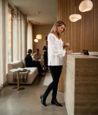NAYLA női blúz – fodros nyakú, gumis ujjú fazon,fehér,M,Tara X Viktori