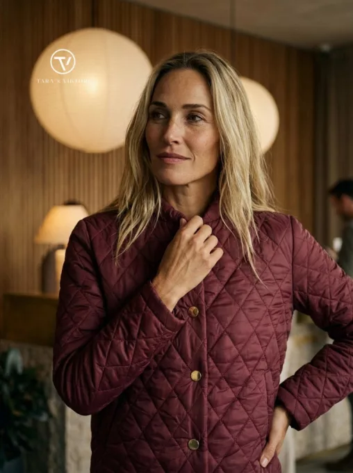TIFFANY női kabát – állógalléros, steppelt, zsebes fazon,bordó,M,Tara X Viktori